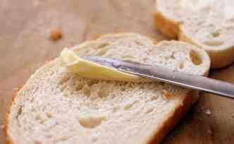 Segundo a nutricionista, para no 'fazer mal', as pessoas deveriam consumir apenas a quantidade de uma ponta de faca de margarina, no mximo trs vezes por semana(foto: Pixabay)