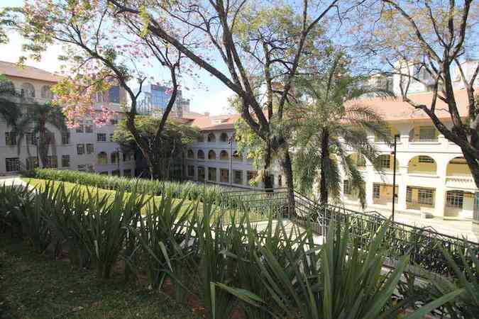 Grupo Bernoulli inaugura sede em casaro onde funcionou o Pitgoras, no bairro Cidade Jardim, e j se prepara para lanar nova unidade no Vale do Sereno, em Nova Lima: 