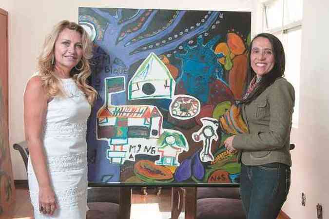 Eve Picardi e Rosani Martins, coordenadoras do Arte que Salva, com um dos quadros da artista Silvana Lodi, produzido a partir da reproduo dos desenhos infantis: 