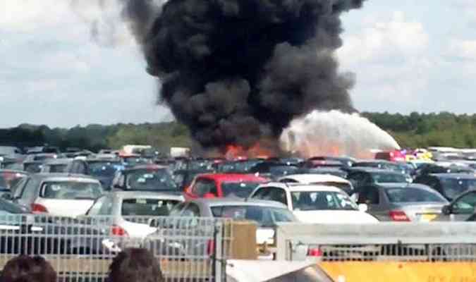 O avio da Embraer com os parentes do ex-lder da Al Qaeda, Osama bin Laden, caiu prximo a uma feira de carros usados, no Reino Unido(foto: Express.co.uk/Reproduo)