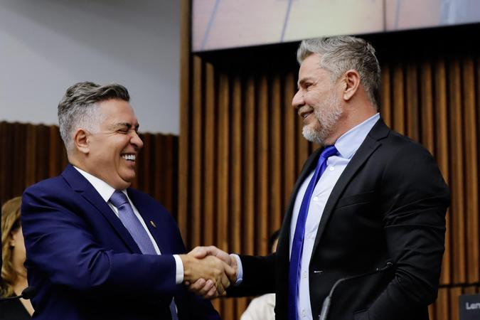 Álvaro Damião e o presidente da Câmara Municipal de Belo Horizonte, Juliano Lopes (foto: Rafaella Ribeiro/CMBH/Divulgação) Álvaro Damião e o presidente da Câmara Municipal de Belo Horizonte, Juliano Lopes (foto: Rafaella Ribeiro/CMBH/Divulgação)
