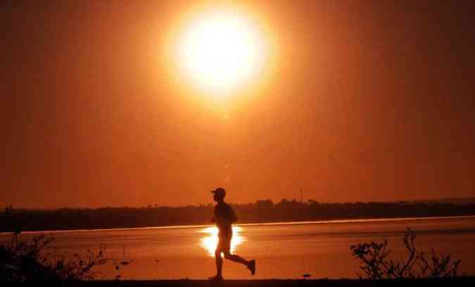 Com o horrio de vero, muitas pessoas aproveitam para fazer exerccios aps as 18h, quando o dia ainda est claro, mas o sol no afeta tanto(foto: Ed Alves/CB/D.A Press)