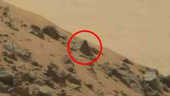 Muitos acreditam que a imagem feita pelo Curiosity, em Marte, seria a ponta de uma grande pirmide enterrada no solo do planeta(foto: Nasa.gov/Reproduo)