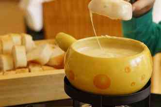 Quem no gosta de saborear um fondue de queijo, bem acompanhado, numa noite fria e harmonizado com um bom vinho tinto?(foto: Pixabay)