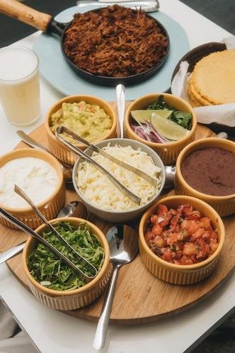 As fajitas são servidas com tortillas de milho ou trigo com diferentes acompanhamentos para que cada cliente monte seu taco à mesa. (foto: Estudio Grampo/Divulgação) As fajitas são servidas com tortillas de milho ou trigo com diferentes acompanhamentos para que cada cliente monte seu taco à mesa. (foto: Estudio Grampo/Divulgação)