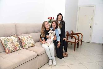 Camila Souza Petrovic, Maria Carmita Petrovic de Souza, Alessandra Souza Petrovic e a shih-tzu Nayla: Camila Souza Petrovic, Maria Carmita Petrovic de Souza, Alessandra Souza Petrovic e a shih-tzu Nayla: