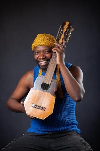 Concerto reúne o multiartista Sérgio Pererê e a Orquestra Sinfônica de Minas Gerais (foto: Alê Bastos/Divulgação) Concerto reúne o multiartista Sérgio Pererê e a Orquestra Sinfônica de Minas Gerais (foto: Alê Bastos/Divulgação)