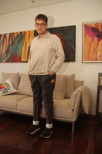 Guilherme Pires com algumas de suas obras: 