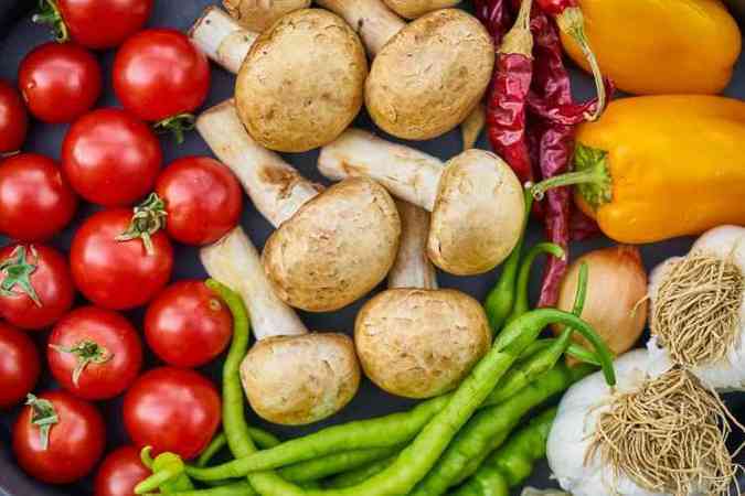 A dieta pegan promete conquistar fs ao misturar o consumo de vegetais in natura da alimentao paleoltica com a restrio de carnes e leite do veganismo(foto: Pexels)