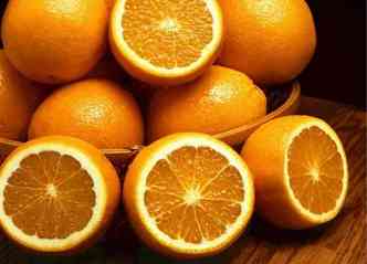 A vitamina C presente em frutas e verduras, como a laranja, ajuda o organismo a reter o ferro(foto: Pixabay)