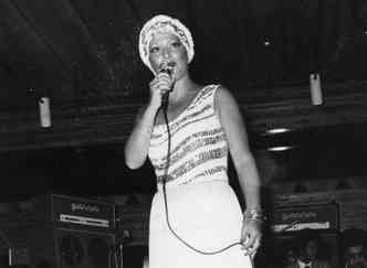 Clara Nunes costumava se apresentar com roupas brancas e colares dos orixs, em referncia  sua converso  umbanda e  paixo pela religio afro-brasileira(foto: Luiz Antnio/CB/D.A Press )