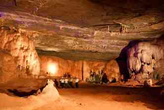 Os visitantes podem percorrer 400 metros na gruta do Maquin, que possui iluminao especial, para destacar as belas construes naturais(foto: Imprensa MG/Divulgao)