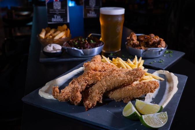 Fish and chips: peixe branco empanado, batata frita, molho de ervilha e aioli de limão (foto: Paulo Marcio) Fish and chips: peixe branco empanado, batata frita, molho de ervilha e aioli de limão (foto: Paulo Marcio)