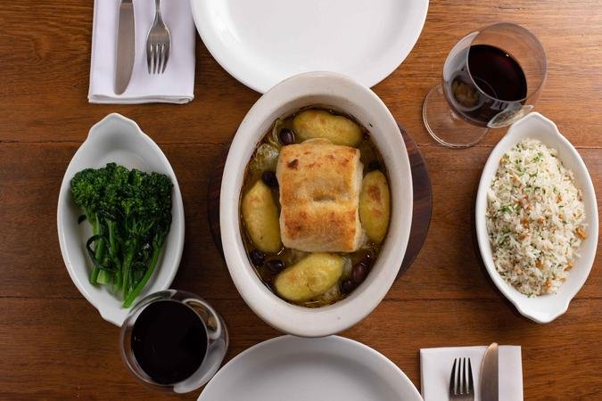 Bacalhau à Lagareira, com batatas e cebola com azeite; acompanha brócolis e arroz (foto: Divulgação) Bacalhau à Lagareira, com batatas e cebola com azeite; acompanha brócolis e arroz (foto: Divulgação)