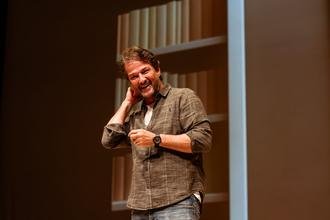 Marcelo Serrado transforma crises e neuroses em humor em 