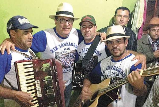 As cavalgadas promovidas pelo empresário em Minas são animadas ao som de sanfonas, violão e música sertaneja: cachaça em torno do fogão a lenha(foto: Arquivo Pessoal) As cavalgadas promovidas pelo empresário em Minas são animadas ao som de sanfonas, violão e música sertaneja: cachaça em torno do fogão a lenha(foto: Arquivo Pessoal)