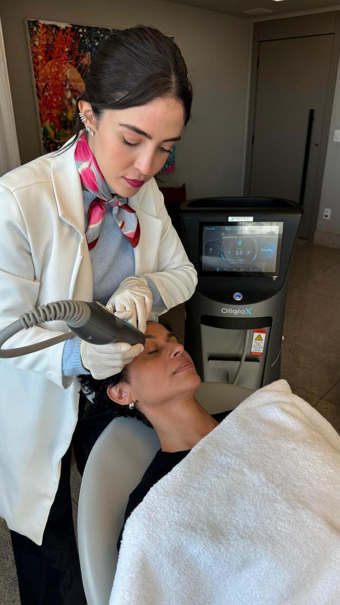 O recente aparelho Oligio X, que chegou ao Brasil em 2024, é utilizado pela médica Fernanda Fonseca: %u201CA vantagem desse procedimento é que não injetamos nada na face, apenas melhoramos a qualidade dessa pele%u201D (foto: Marina Paiva/Divulgação) O recente aparelho Oligio X, que chegou ao Brasil em 2024, é utilizado pela médica Fernanda Fonseca: %u201CA vantagem desse procedimento é que não injetamos nada na face, apenas melhoramos a qualidade dessa pele%u201D (foto: Marina Paiva/Divulgação)