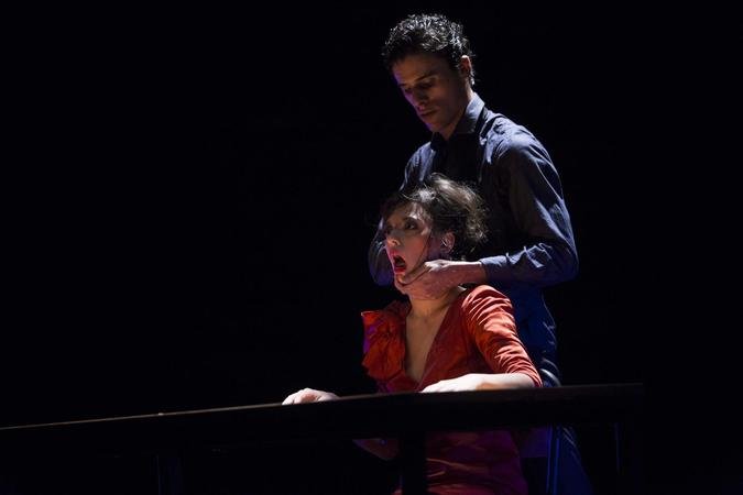 A abertura acontece no dia 8 de abril, �s 20h, com o espet�culo 