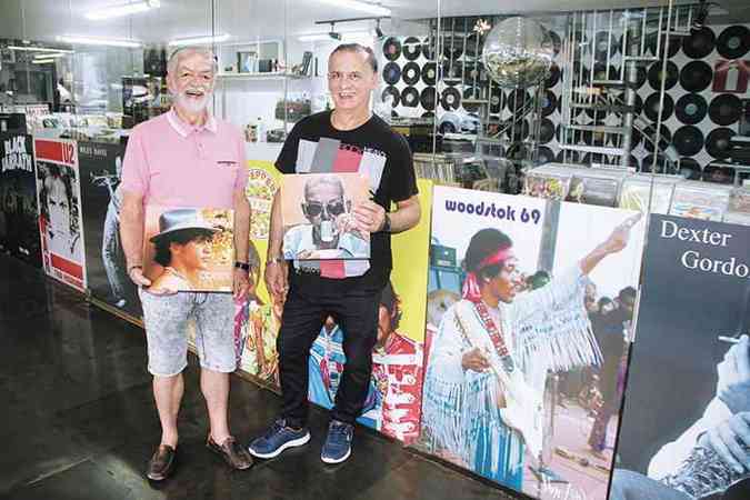 Os scios Celio Freitas ( dir.) e Jos Mrcio Mouro, donos da loja Acervo, com trs unidades em BH, tm estoque de 50 mil discos: 