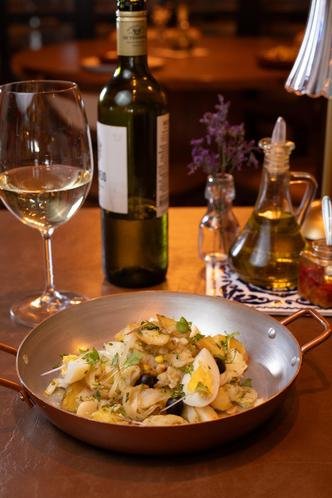 O Bacalhau a Gomes de Sá, com lascas de Gadus Morhua servidas com batatas douradas, cebola refogada, ovos cozidos e azeitonas: uma das receitas trazidas do Restaurante do Porto (foto: Leo Luz/Divulgação ) O Bacalhau a Gomes de Sá, com lascas de Gadus Morhua servidas com batatas douradas, cebola refogada, ovos cozidos e azeitonas: uma das receitas trazidas do Restaurante do Porto (foto: Leo Luz/Divulgação )