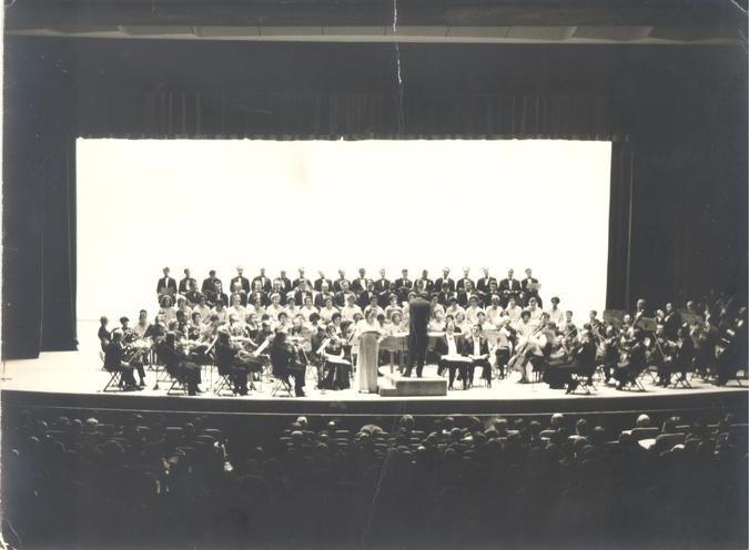 Noite de inaugura��o, em 1971, com orquestra tocando sob a batuta do maestro o maestro Isaac Karabtchevsky(foto: Acervo Funda��o Cl�vis Salgado/Divulga��o)