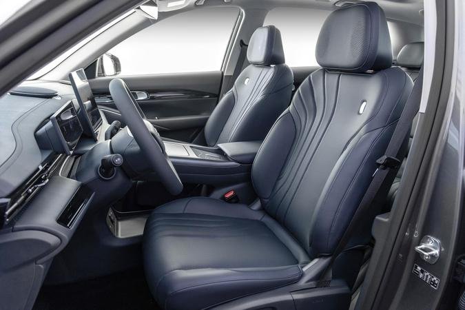 Em dimensões, o Geely EX5 tem 4,61 m de comprimento, 1,90 m de largura, 1,67 m de altura e 2,75 m de distância entre eixos: embora seja um C SUV em tamanho, o espaço interno é de D SUV, com taxa de aproveitamento de 67,2% da cabine (foto: Divulgação) Em dimensões, o Geely EX5 tem 4,61 m de comprimento, 1,90 m de largura, 1,67 m de altura e 2,75 m de distância entre eixos: embora seja um C SUV em tamanho, o espaço interno é de D SUV, com taxa de aproveitamento de 67,2% da cabine (foto: Divulgação)