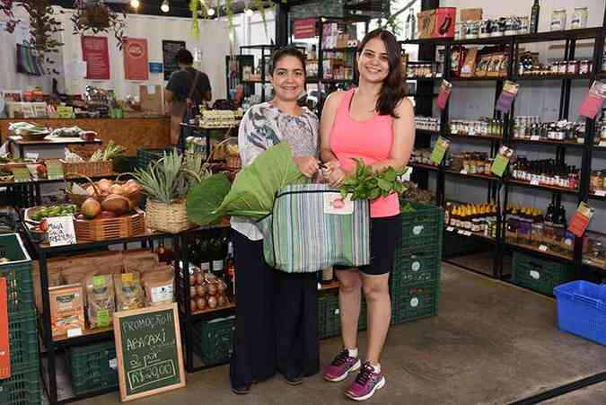 A engenheira de produo Clara Luiza Santiago e a servidora pblica Maria Julia Ferreira ( dir.), que aderiu s cestas agroecolgicas da Casa Horta: 