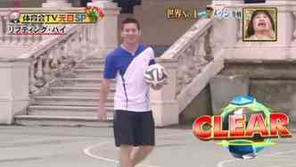 O simptico craque argentino Lionel Messi aceitou o desafio da TV japonesa: conseguiu chutar a bola a 18 m de altura para, em seguida, domin-la de volta com perfeio(foto: YouTube/Reproduo)