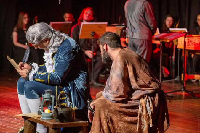 Com texto e regência de André Salles-Coelho, o espetáculo une orquestra, atores e solistas em cena(foto: Reprodução/Instagram @orquestra415) Com texto e regência de André Salles-Coelho, o espetáculo une orquestra, atores e solistas em cena(foto: Reprodução/Instagram @orquestra415)