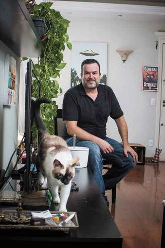 O empresário Gustavo Jabrazi (na foto, com Tatá) decidiu ele mesmo desenvolver os bebedouros para incentivar o consumo de água de seus cinco gatos: O empresário Gustavo Jabrazi (na foto, com Tatá) decidiu ele mesmo desenvolver os bebedouros para incentivar o consumo de água de seus cinco gatos: