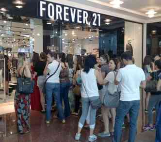 Mesmo com a abertura antecipada, a loja da Forever 21 do Ptio Savassi, em Belo Horizonte, estava com fila na porta(foto: Marina Dias/Encontro)