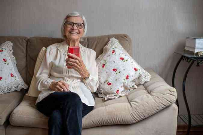 Vaidosa, mesmo às vésperas de completar 96 anos, dona Else Correa ainda se vê bonita e se diverte conversando com os parentes distantes pelo Whatsapp: 