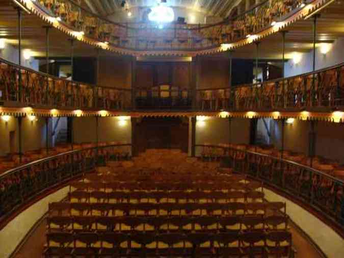 O teatro municipal Casa da pera de Ouro Preto foi construdo em 1770 e consta no livro dos recordes como o mais antigo das Amricas(foto: Casadaopera.com/Reproduo)