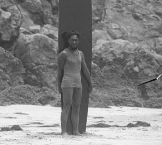 Nos intervalos das competições olímpicas, Duke Kahanamoku aproveitava para ensinar surfe(foto: Wikimedia/Reprodução) Nos intervalos das competições olímpicas, Duke Kahanamoku aproveitava para ensinar surfe(foto: Wikimedia/Reprodução)