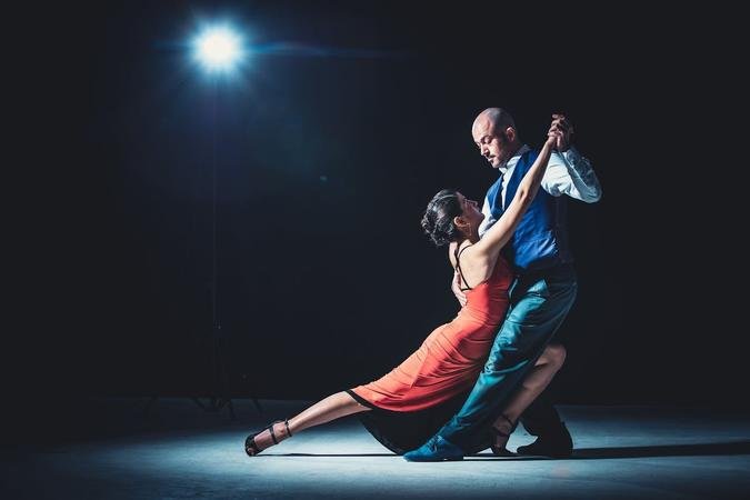 A pesquisa indica que o cérebro de dançarinos de tango, por exemplo, aparentava ser mais de sete anos mais jovem(foto: Pexels) A pesquisa indica que o cérebro de dançarinos de tango, por exemplo, aparentava ser mais de sete anos mais jovem(foto: Pexels)