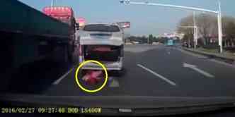 Imagine o susto de ver uma criana pequena cair de um veculo em movimento, numa estrada perigosa?(foto: YouTube/Reproduo)