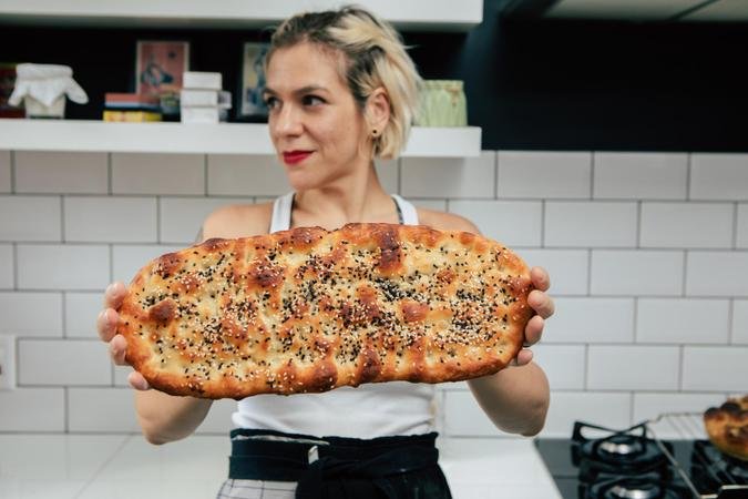 O Nan-e-barbari  feito com farinha branca, levain, fermento, gua e sal, uma parte da sua hidratao  feita com azeite (foto: Studio Terturlia/Divulgao)
