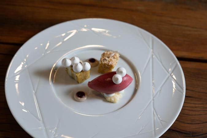 Frangipane de pistache com creme de coco, ganache de cramberry e gelato de framboesa, criação do chef Yves Saliba(foto: Paulo Márcio) Frangipane de pistache com creme de coco, ganache de cramberry e gelato de framboesa, criação do chef Yves Saliba(foto: Paulo Márcio)