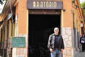 Um dos scios do bar Oratrio, cuja fachada  tombada pelo Patrimnio Cultural da cidade, Lo Ferreira: 