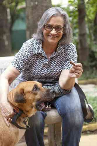 A aposentada Maria Cláudia Bertoldo de Araújo encontrou no apadrinhamento de animais da ONG Cão Viver uma forma de ajudar mais bichos: 
