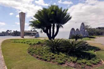 A praa Dino Barbieri, situada junto  Igrejinha da Pampulha,  uma das atraes do complexo arquitetnico projetado por Oscar Niemeyer na dcada de 1940 em Belo Horizonte(foto: Maria Tereza Correia/EM/D.A Press)