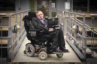 Uma das mais famosas vtimas da esclerose lateral amiotrfica (ELA), o astrofsico ingls Stephen Hawking faleceu na madrugada desta quarta, dia 14 de maro(foto: Jason Bye/PBS/Divulgao)