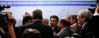 Pouco tempo após ser instalado, o painel pró-impeachment de Dilma Rousseff recebeu 45 assinaturas de deputados favoráveis à saída da presidente(foto: Thyago Marcel/Câmara dos Deputados/Divulgação) Pouco tempo após ser instalado, o painel pró-impeachment de Dilma Rousseff recebeu 45 assinaturas de deputados favoráveis à saída da presidente(foto: Thyago Marcel/Câmara dos Deputados/Divulgação)