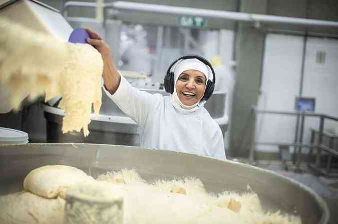 Dona Dalva com uma das masseiras desenvolvidas especificamente para a produção de pão de queijo: 