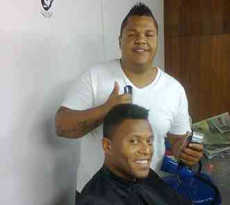O cabeleireiro Junior Assis  responsvel pelo corte de cabelo dos jogadores do Cruzeiro, e um dos mais usados pelos fs  o do Jlio Baptista(foto: Facebook/Junior Assis/Reproduo)