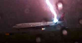 A incrvel imagem feita pelo passageiro, pelo vidro da sala de embarque, mostra o momento exato em que um relmpago atinge a cauda do avio da Delta Airlines(foto: YouTube/Reproduo)