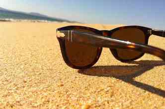 Como mostra o mdico, na praia e na piscina, substitua a lente de contato por culos escuros com grau(foto: Pixabay)