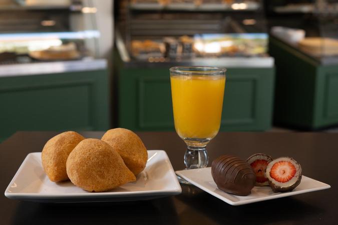 A coxinha de frango e o bombom de morango, clssico da casa muito antes do hype atual: h meio sculo, empresa mantm viva a essncia de acolher quem a escolhe, diz Patrcia Berni (foto: Paulo Mrcio)