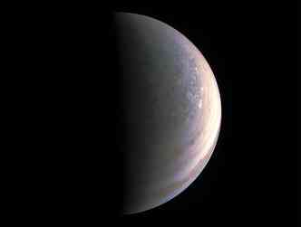 Pela primeira vez na histria, podemos observar os polos do planeta Jpiter, graas  sonda espacial Juno. No polo norte (foto), cientistas verificaram a existncia de misteriosas tempestades(foto: NASA. JPL-CALTECH/SWRI/MSSS/Divulgao)