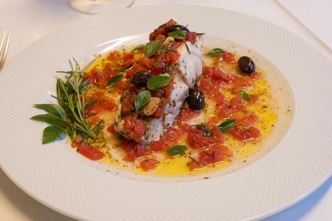 A salada de folhas verdes com queijo de cabras e pancetta, perfeita se acompanhada de um bom vinho branco (foto: Paulo Márcio) A salada de folhas verdes com queijo de cabras e pancetta, perfeita se acompanhada de um bom vinho branco (foto: Paulo Márcio)